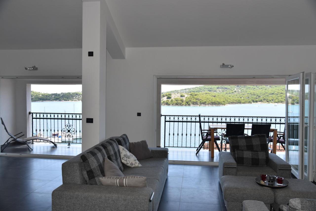Villa Pina Appartment Chantos Tisno Ngoại thất bức ảnh